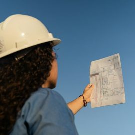 Profesional de obra civil revisando documentos de un proyecto de construcción en Colombia