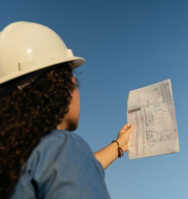 Profesional de obra civil revisando documentos de un proyecto de construcción en Colombia