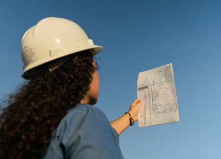 Profesional de obra civil revisando documentos de un proyecto de construcción en Colombia
