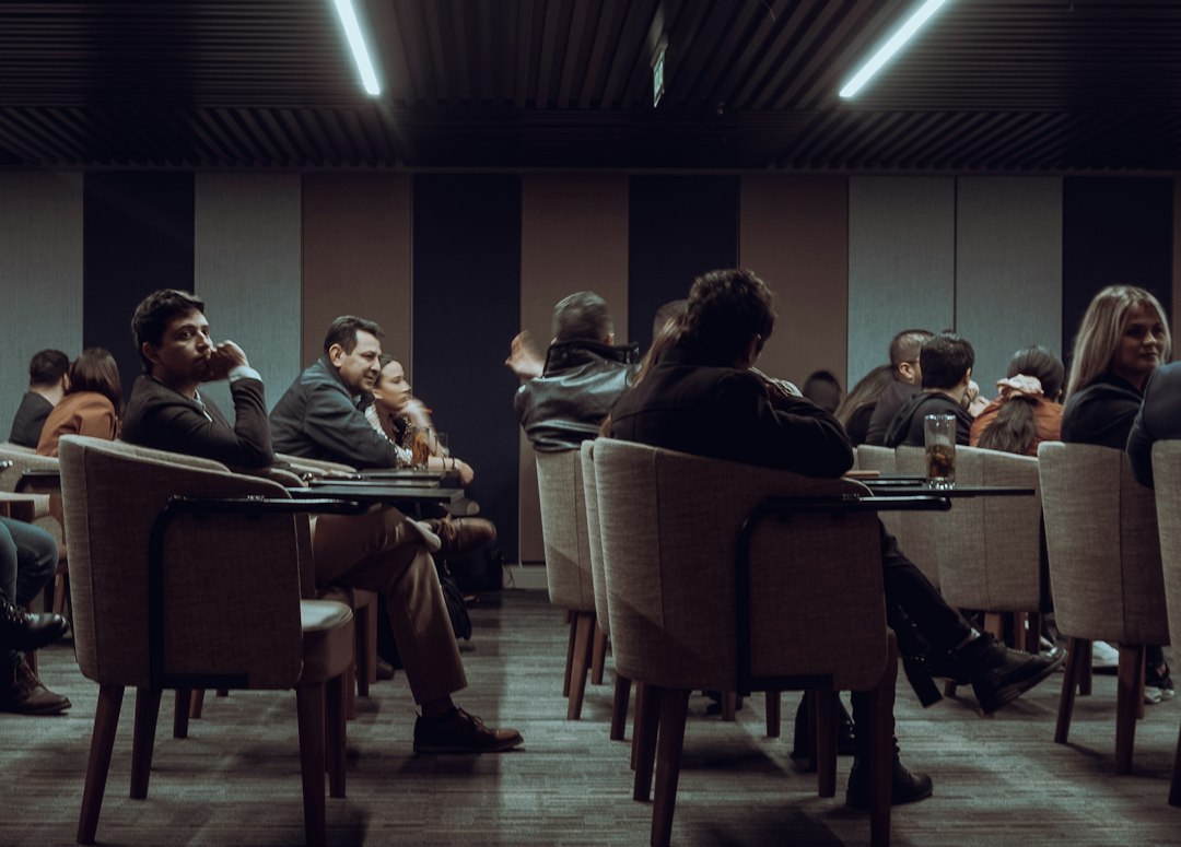 Personas en Bogotá, Colombia, durante una reunión para representar atención jurídica a colombianos en el exterior