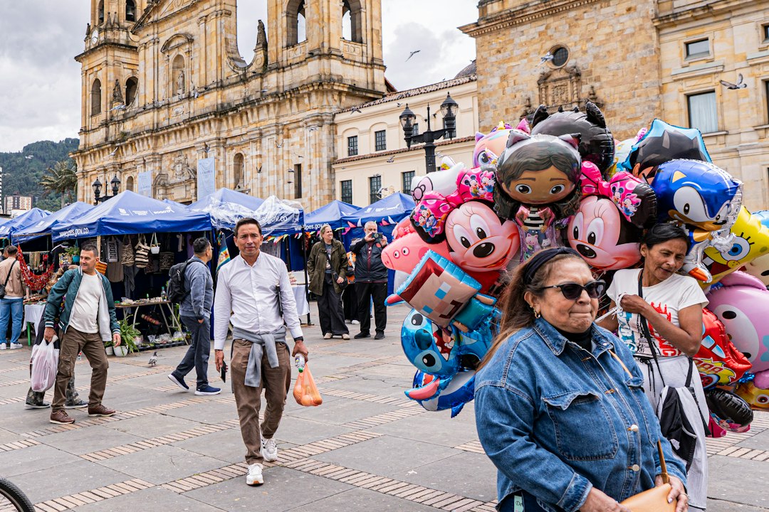 Personas en Bogotá, Colombia, para representar atención legal en Colombia a colombianos que viven en Estados Unidos