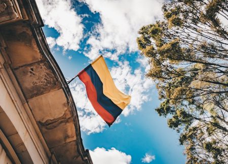 Bandera de Colombia en Bogotá para representar servicios jurídicos en Colombia a colombianos que viven en España