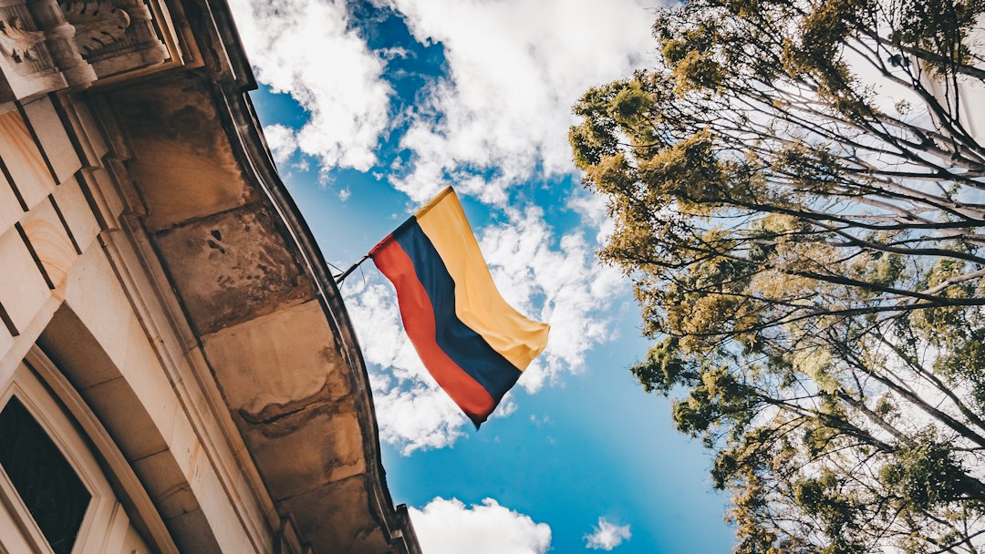 Bandera de Colombia en Bogotá para representar servicios jurídicos en Colombia a colombianos que viven en España