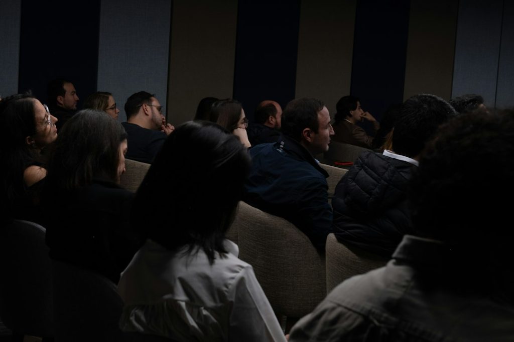 Profesionales y ciudadanos colombianos en una reunión en Colombia para representar asesoría legal a colombianos residentes en España