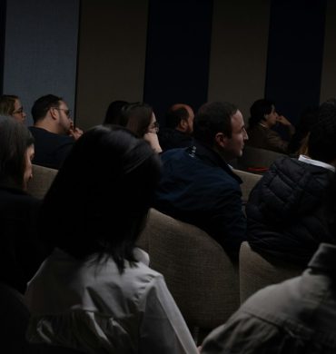 Profesionales y ciudadanos colombianos en una reunión en Colombia para representar asesoría legal a colombianos residentes en España