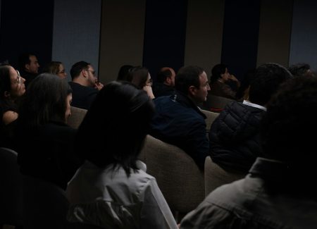 Profesionales y ciudadanos colombianos en una reunión en Colombia para representar asesoría legal a colombianos residentes en España
