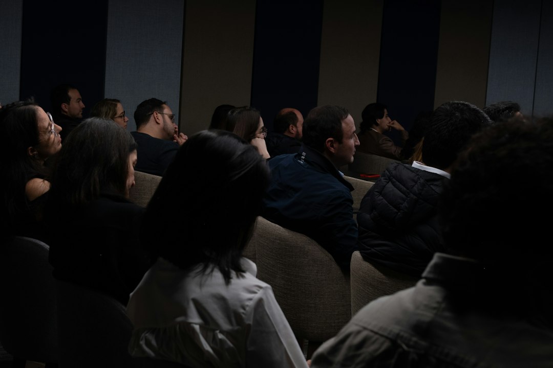 Profesionales y ciudadanos colombianos en una reunión en Colombia para representar asesoría legal a colombianos residentes en España