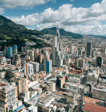 Vista urbana de Bogotá, Colombia, para representar servicios legales en Colombia a colombianos que viven en Estados Unidos