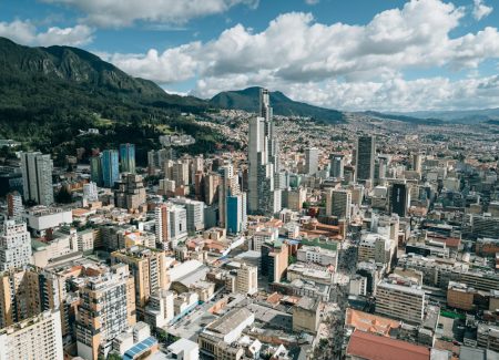 Vista urbana de Bogotá, Colombia, para representar servicios legales en Colombia a colombianos que viven en Estados Unidos