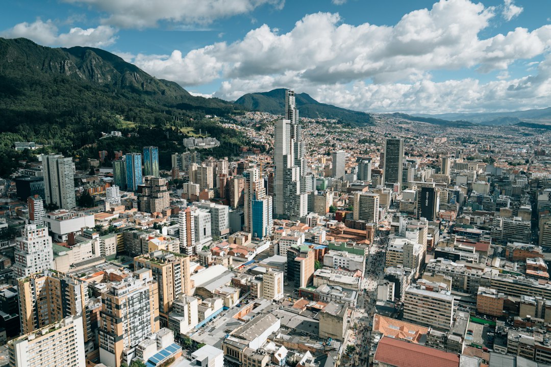 Vista urbana de Bogotá, Colombia, para representar servicios legales en Colombia a colombianos que viven en Estados Unidos