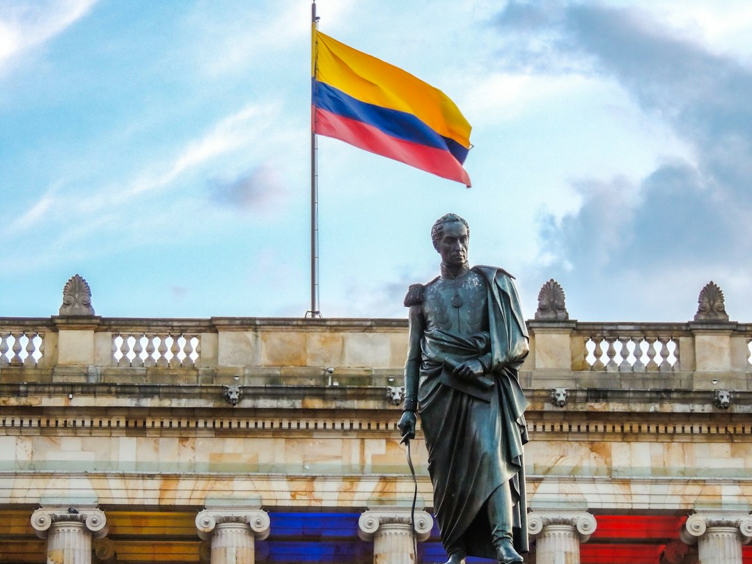 Capitolio Nacional y bandera de Colombia en Bogotá para representar servicios jurídicos en Colombia a colombianos residentes en España